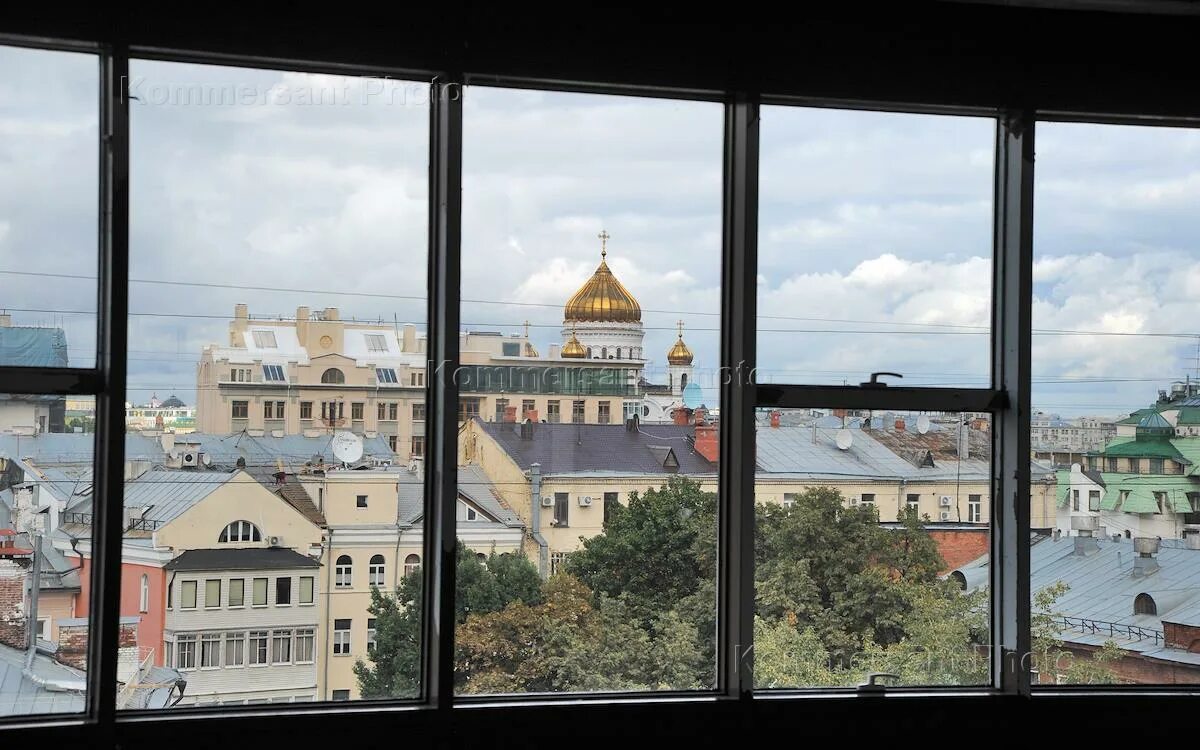 Квартира с видом на кремль. Вид из окна на Кремль. Окно с видом на Кремль. Квартира с видом на Церковь. Жилой дом с видом на Кремль.