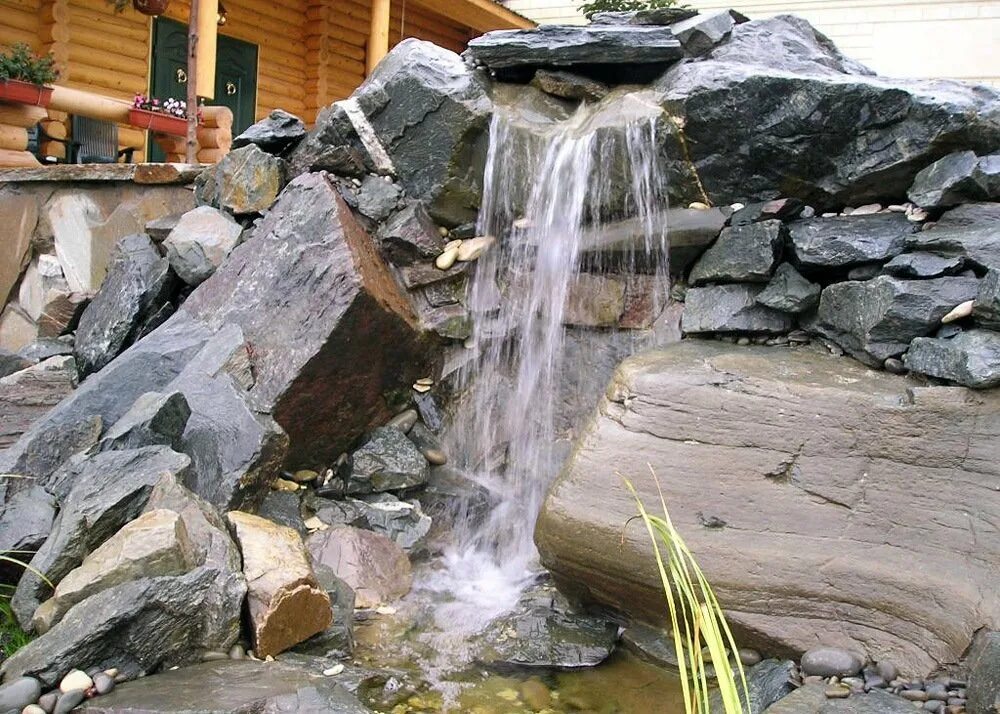 Водопад на участке. Ручей с водопадом на участке. Фонтан из природного камня. Водопад из больших камней.