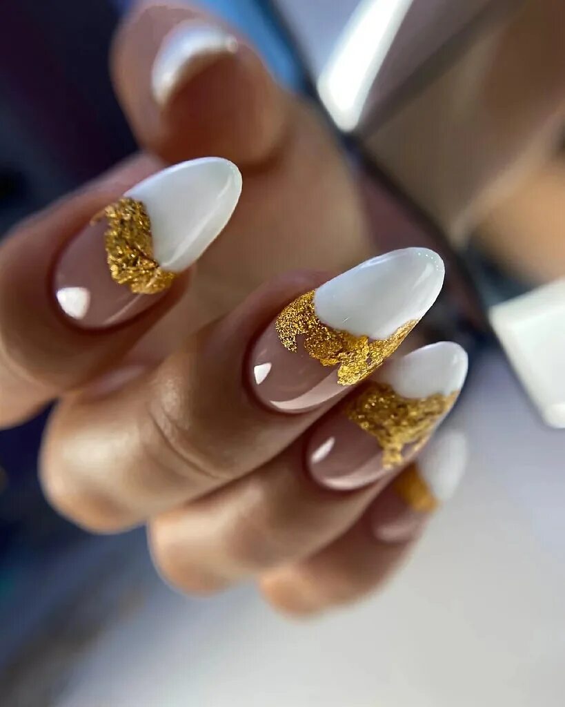 нюдовый маникюр с поталью. маникюр с фольгой на короткие ногти. ногти с золотой поталью. маникюр с поталью на короткие ногти. маникюр с поталью 2023.
