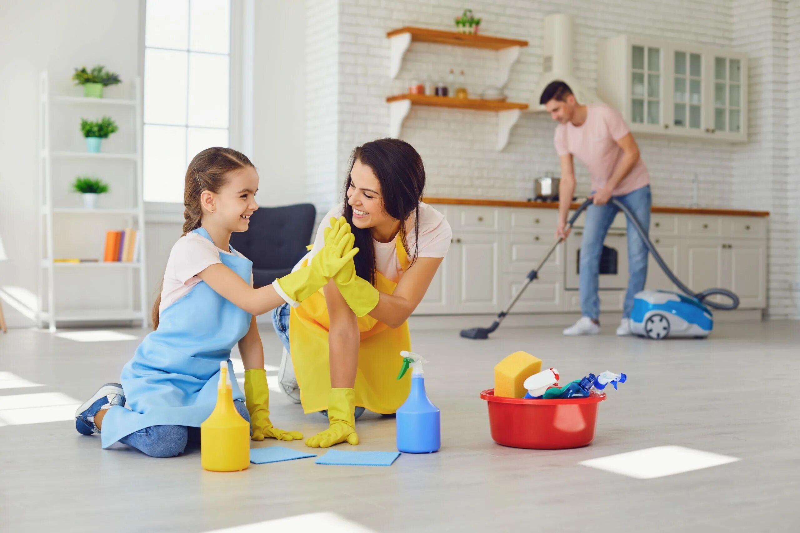 Cleaning up the mess. Семья убирается. Ребенок убирается. Семья уборка в доме. Уборка в комнате всей семьей.