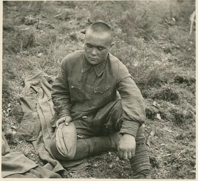 Пленный красноармеец. Пленные красноармейцы 1941 унтерменш. Пленный красноармеец. Пленный красноармеец. Пленный красноармеец.