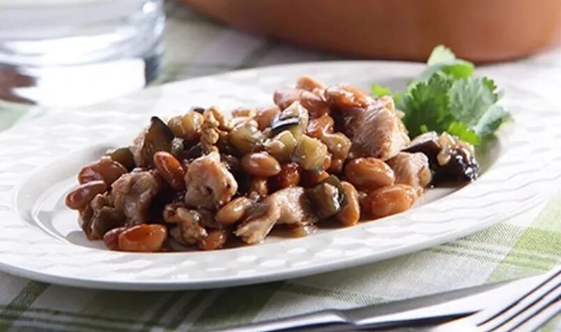 Жареная курица с фасолью. Курица с баклажанами и зеленой фасолью.