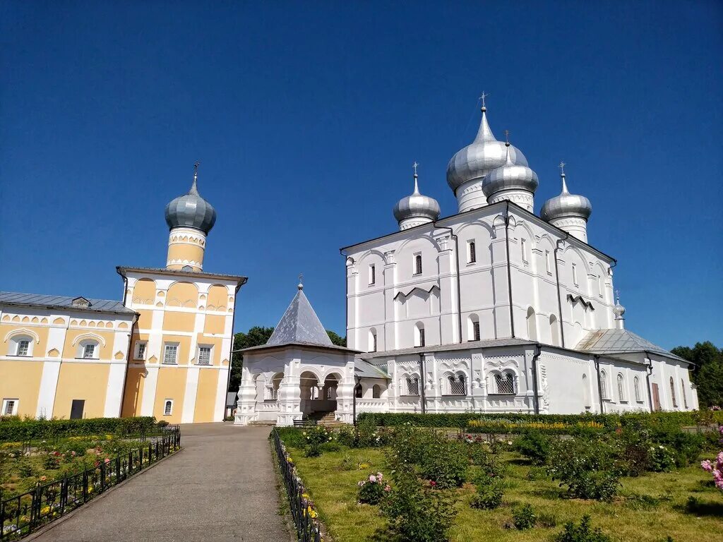 Варлаамо хутынский монастырь сайт. Хутынь Великий Новгород монастырь. Варлаамо-Хутынский монастырь. Спасо-Преображенском соборе Варлаамо-Хутынского монастыря. Преображенский Варлаамо-Хутынский монастырь.