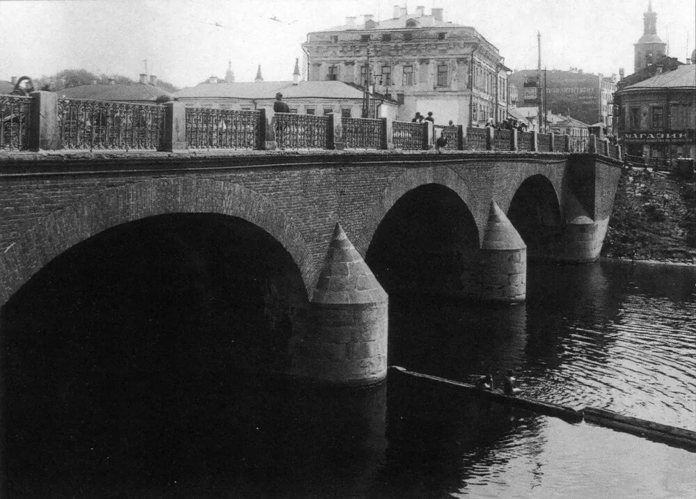 Из какого материала возводили первые московские мостовые. Большой каменный мост в москве 18 век. Большой каменный мост 1938. Москворецкий мост 1938. Москворецкий мост щусев 1938.