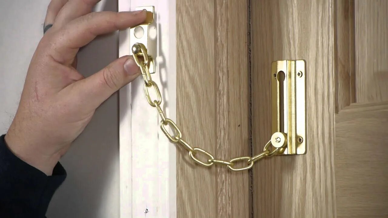 Как называется замок который закрывается. Цепочка на дверь. цепочка на входную дверь. замок с цепочкой на дверь. цепочка на входную металлическую дверь.