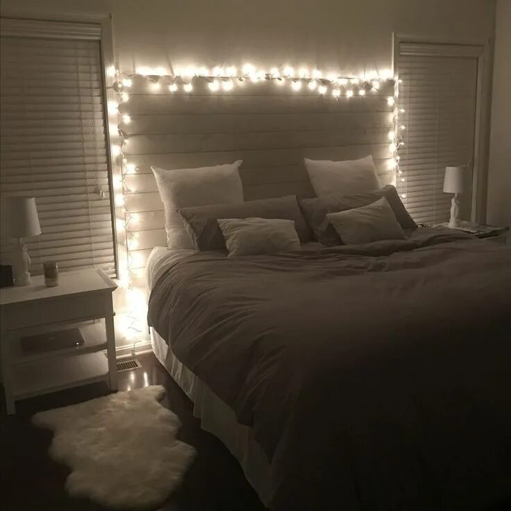 Комната с панорамными окнами. Подсветка в спальне. Тесная комната с крлватью. Красивая спальня ночью. Уютная кровать.