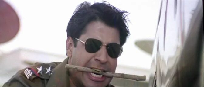 Рискованный шаг. Рискованный шаг. Рискованный шаг индийский фильм. Chaalbaaz фильм 2003. Рискованный шаг индийский фильм.