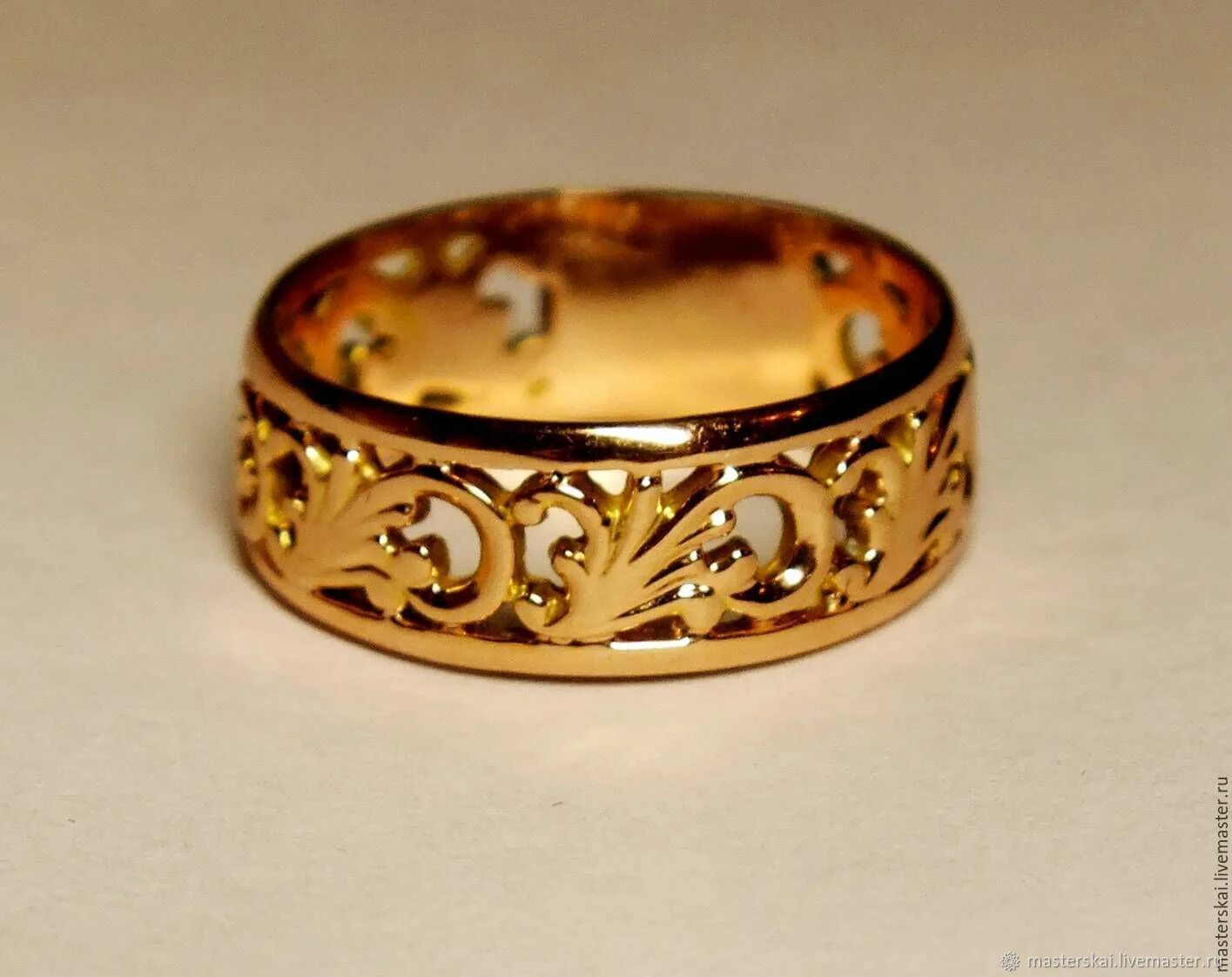 Золотое кольцо примеры. Золотые ажурные кольца в золото 585. Ажурное золотое кольцо в 585. Кольцо резное золотое. Широкое золотое кольцо женское.
