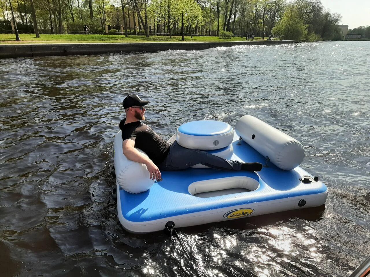 Надувной плот на воде. Надувной плот. надувной плот для отдыха. надувное плавсредство для отдыха. надувная платформа для отдыха на воде.