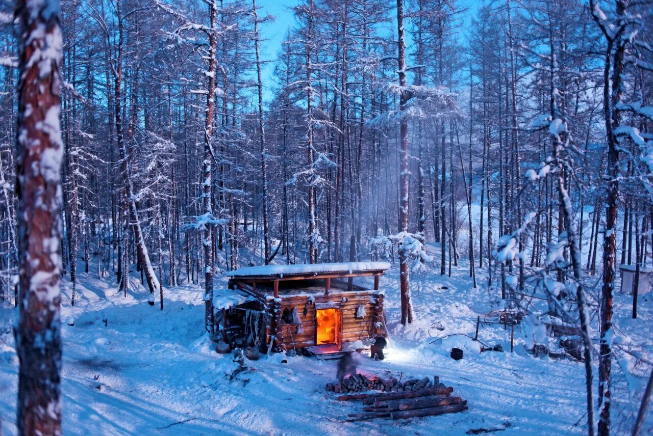 Где в тайге самые низкие температуры зимой. Эвенкия Тайга. Тайга зимовье в тайге. Охотничьи зимовья в тайге Восточной Сибири.