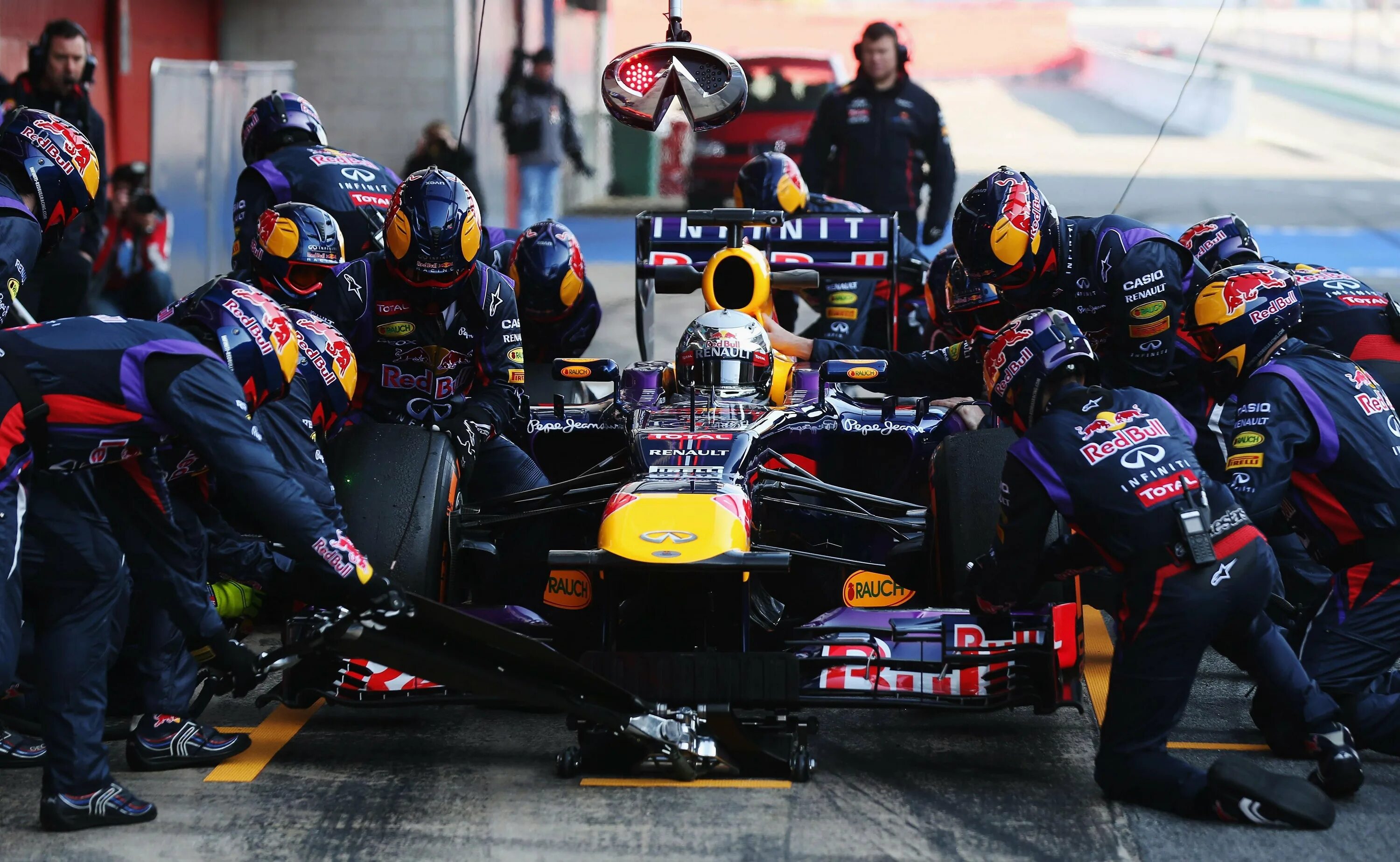 F1 fans. Пит стоп Formula 1. Formula 1 Red bull Racing пит стоп. Ред Булл (команда «формулы-1»). Команда Red bull формула 1.