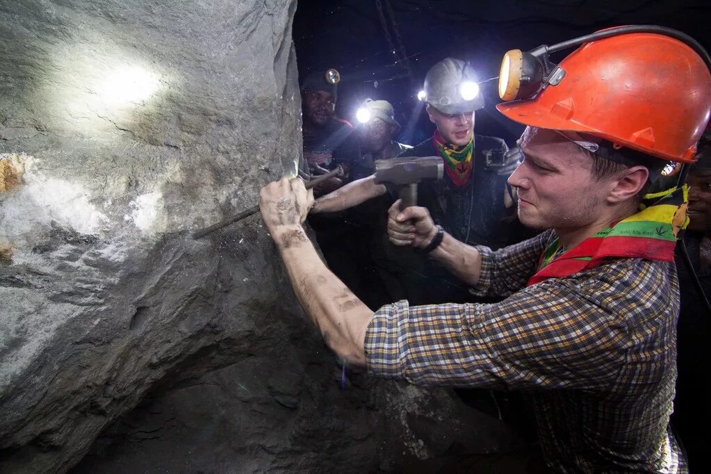 Stone mining. Добыча драгоценных камней. Добыча драгоценных камней на Урале. Добыча полезных ископаемых. Шахтер добывает полезные ископаемые.