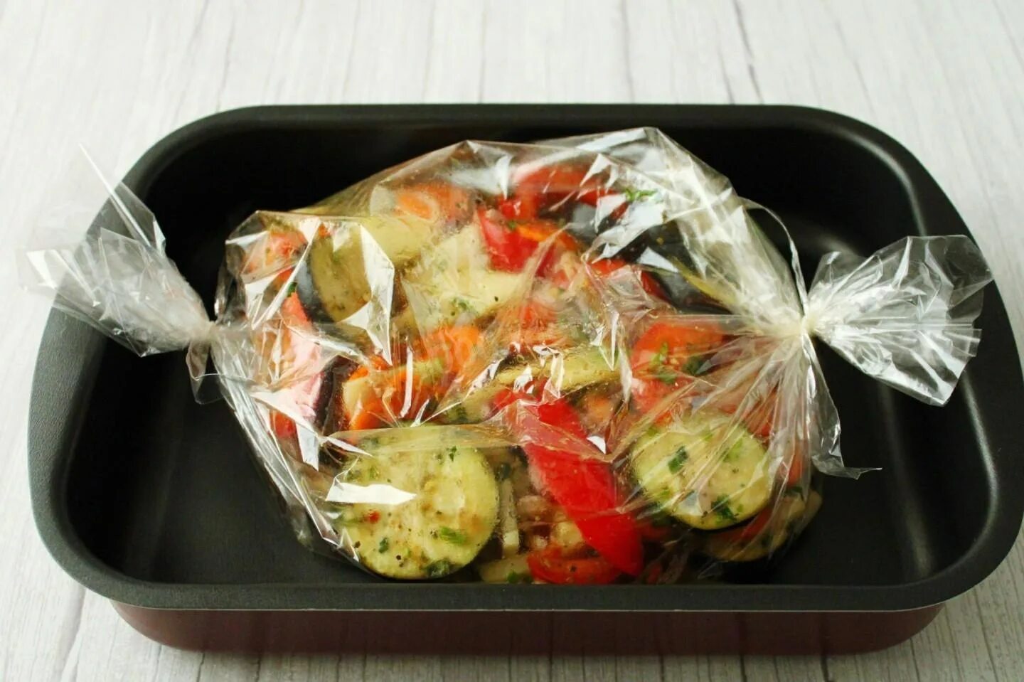 Сколько по времени запекать овощи в духовке. Овощи в рукаве для запекания. Рукава и пакеты для запекания. Овощи в пакете для запекания. Запекание овощей в духовке.
