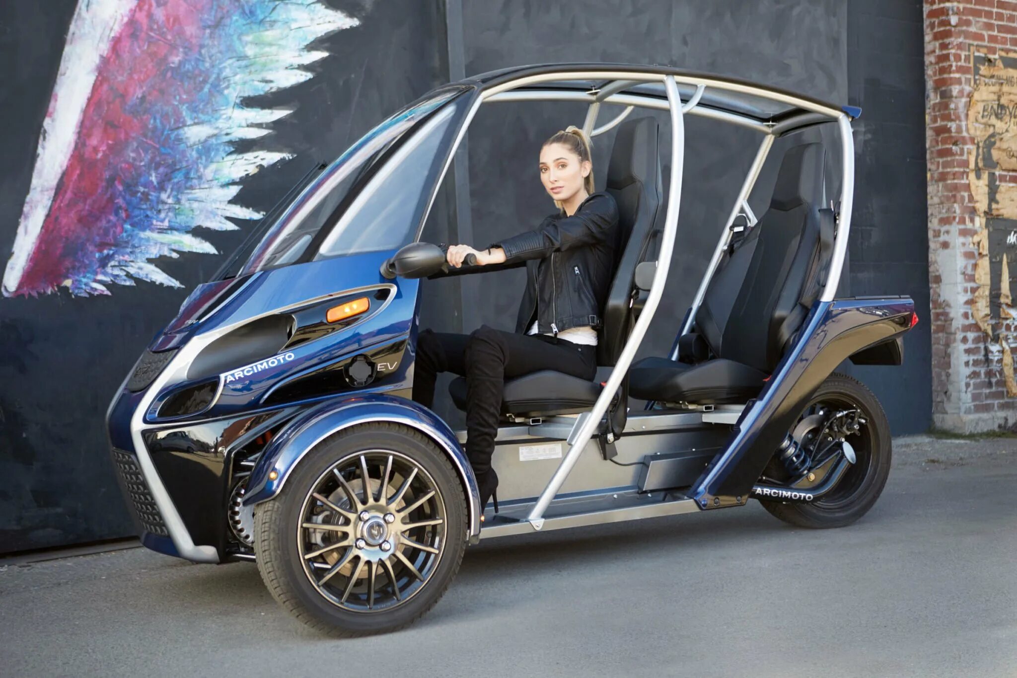 Трицикл двухместный бензиновый. Трицикл Arcimoto SRK. Arcimoto FUV. Трицикл Тесла. Трайк трицикл r-Evolution f3.