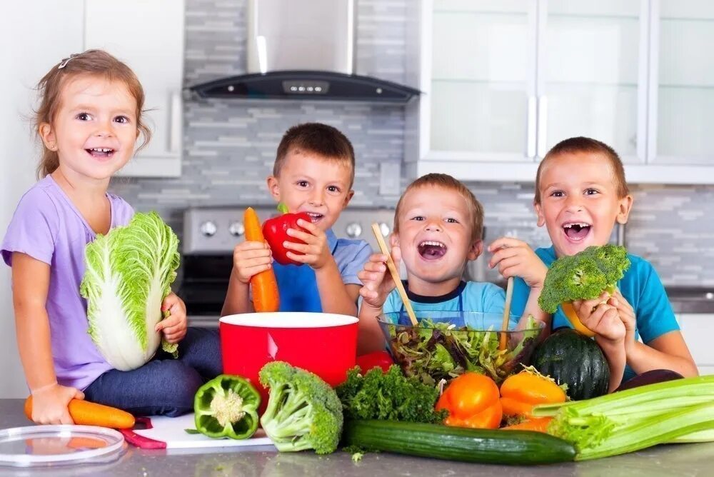 Доча питание. Еда для детей. Овощи для детей. Ребенок ест овощи и фрукты. Здоровое питание для детей.