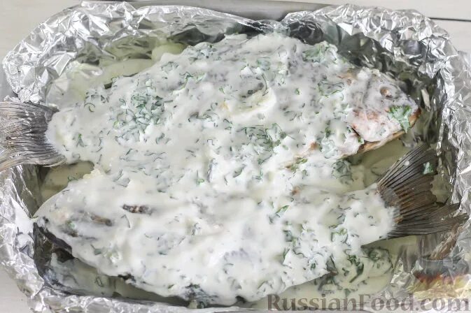 Жареный карась с соусом бешамель. Жареные караси в сметане на сковороде. Караси запеченные в сметане. Карась в духовке со сметаной и луком. Лазанья из баклажанов с фаршем.