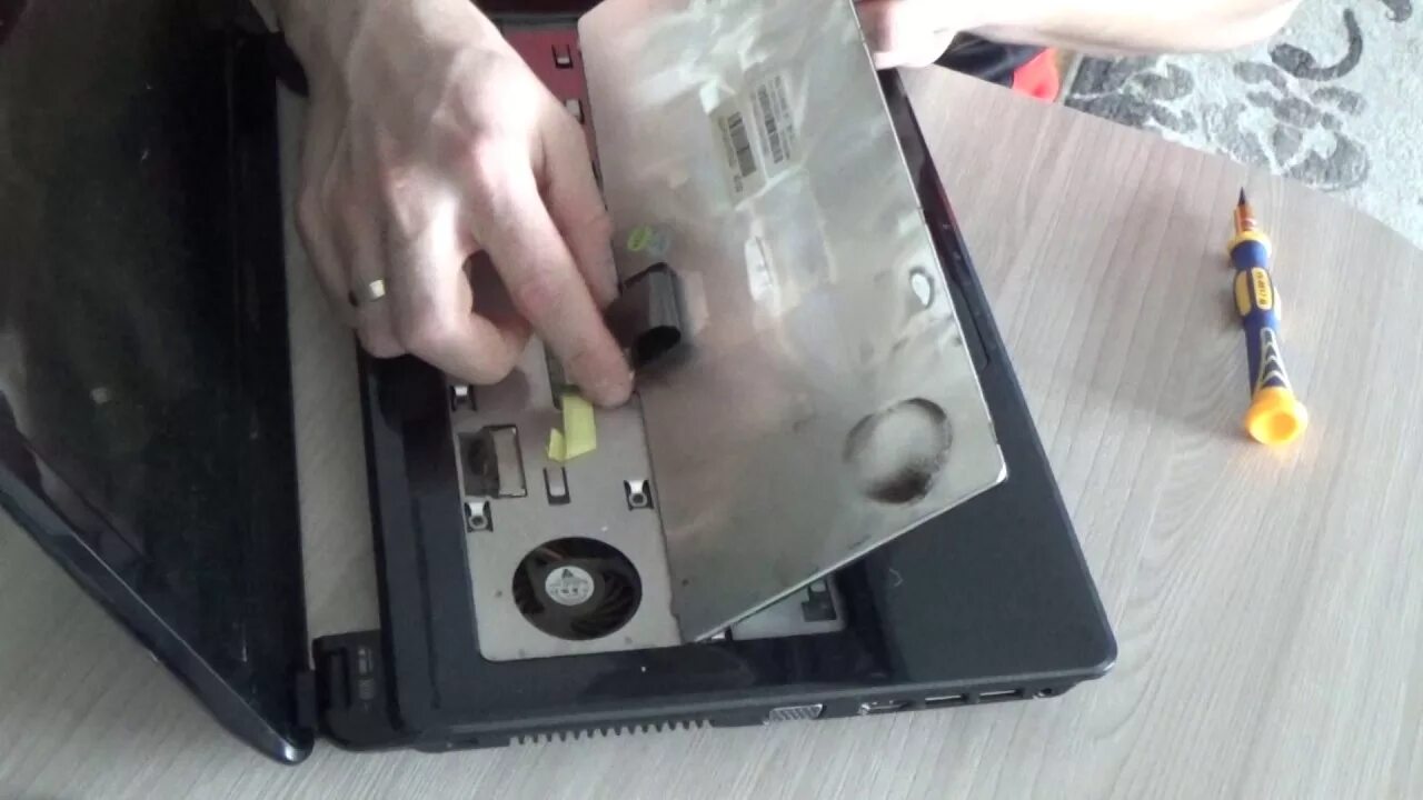 Разбор и чистка ноутбука ASUS K56CM от пыли (Cleaning the notebook from dust).