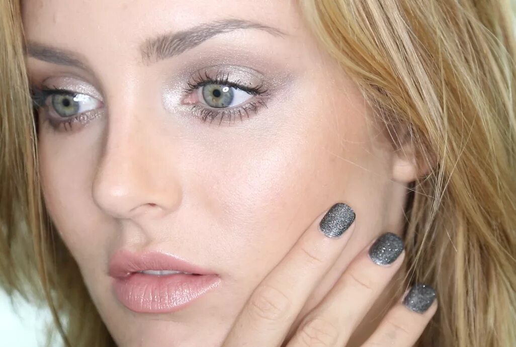 Цвет волос тауп. Chloe Morello. Макияж для серых глаз. Макияж с серыми тенями. Помада для серых глаз.