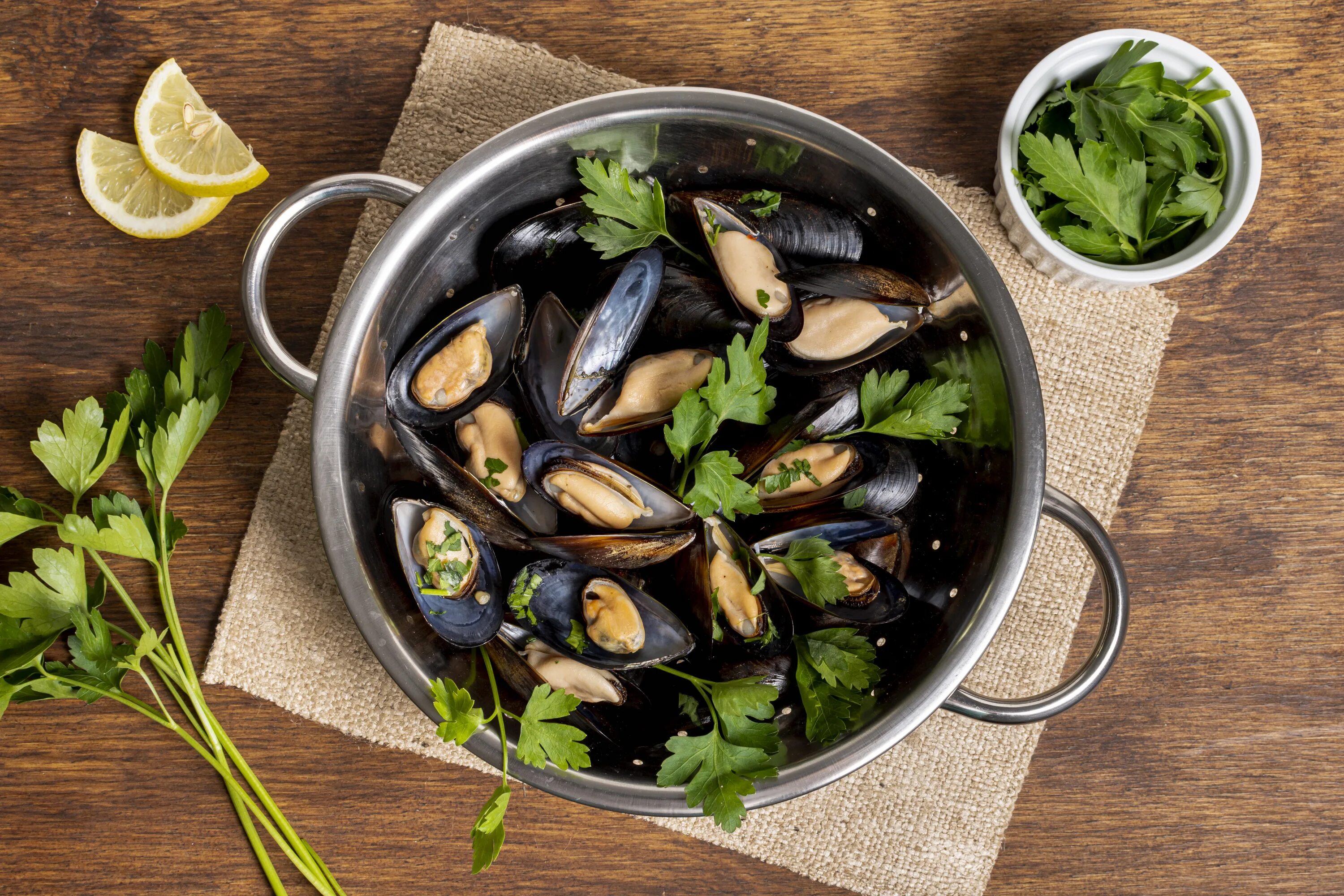 Мидии со шпинатом. Premium mussels мидии. мидии в кастрюльке. кастрюля для мидий. мидии на сковородке.