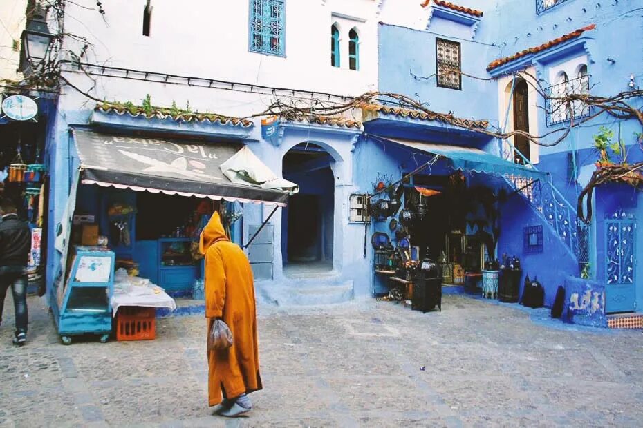 Марокко погода сейчас. Голубые двери Марокко и Индия. Лексус рядом с ЛАРАШ город в Марокко.