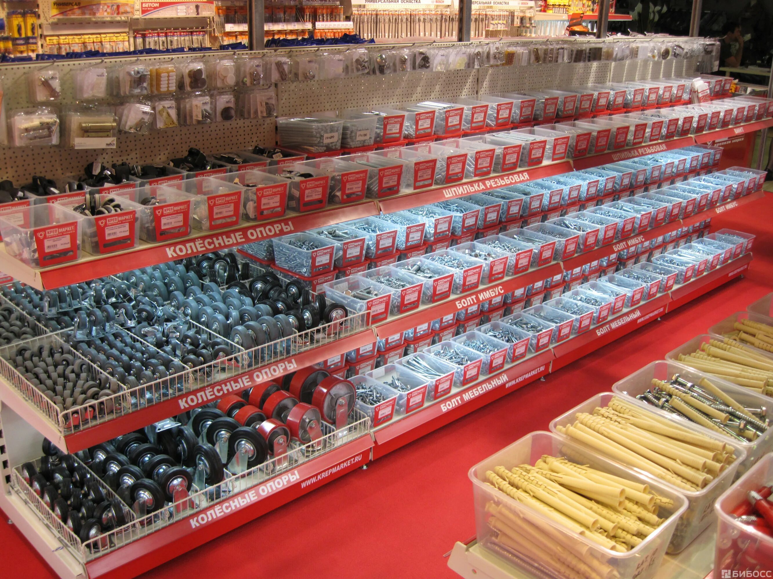 Выкладка крепежа в магазине. Крепеж магазин в москве. Крепмаркет киров. Магазин крепежа. Выкладка метизов в магазине.