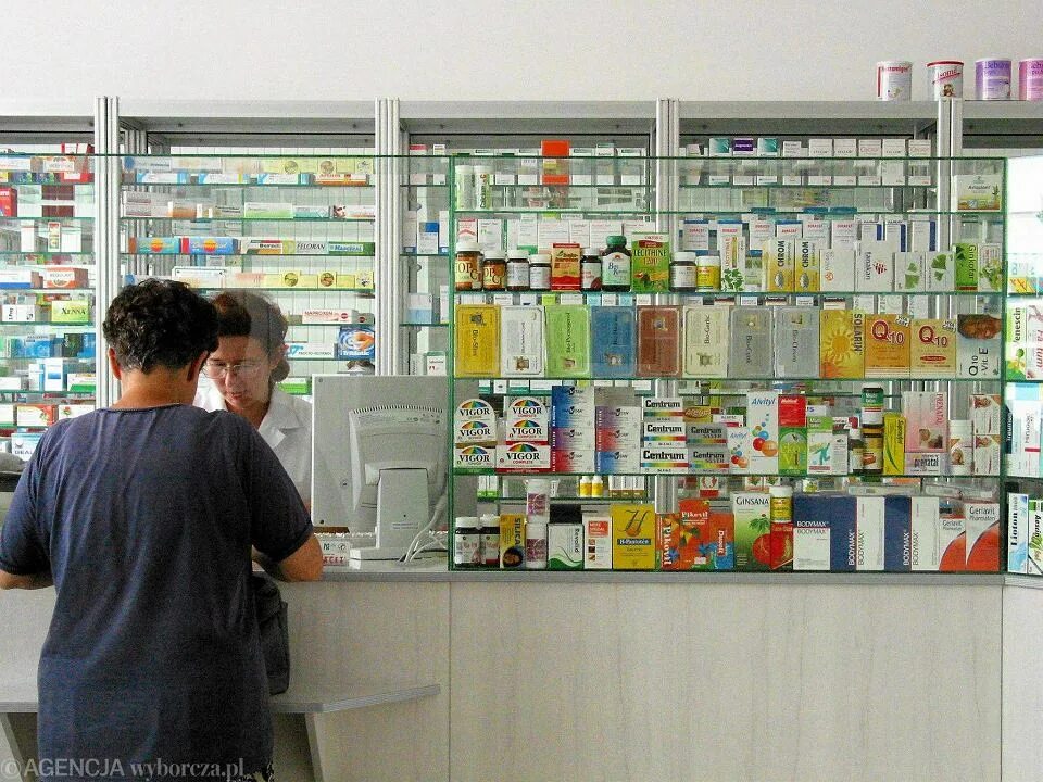 Купить в аптеке сегодня. Младший фармацевт. Красивая выкладка в аптеке. ИТЕК аптеки. Аптека коллаж.
