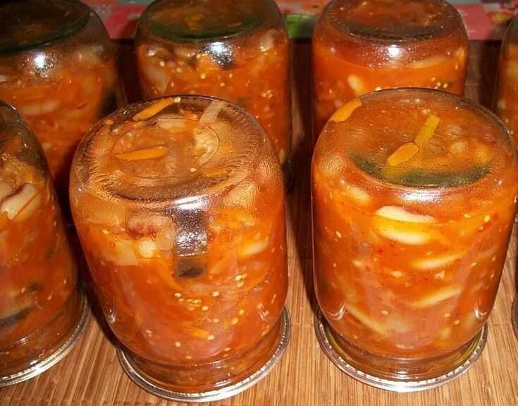 Фасоль с баклажанами на зиму пальчики оближешь. Салаты на зиму. салат с фасолью на зиму. салат из баклажанов на зиму. фасоль с овощами на зиму.