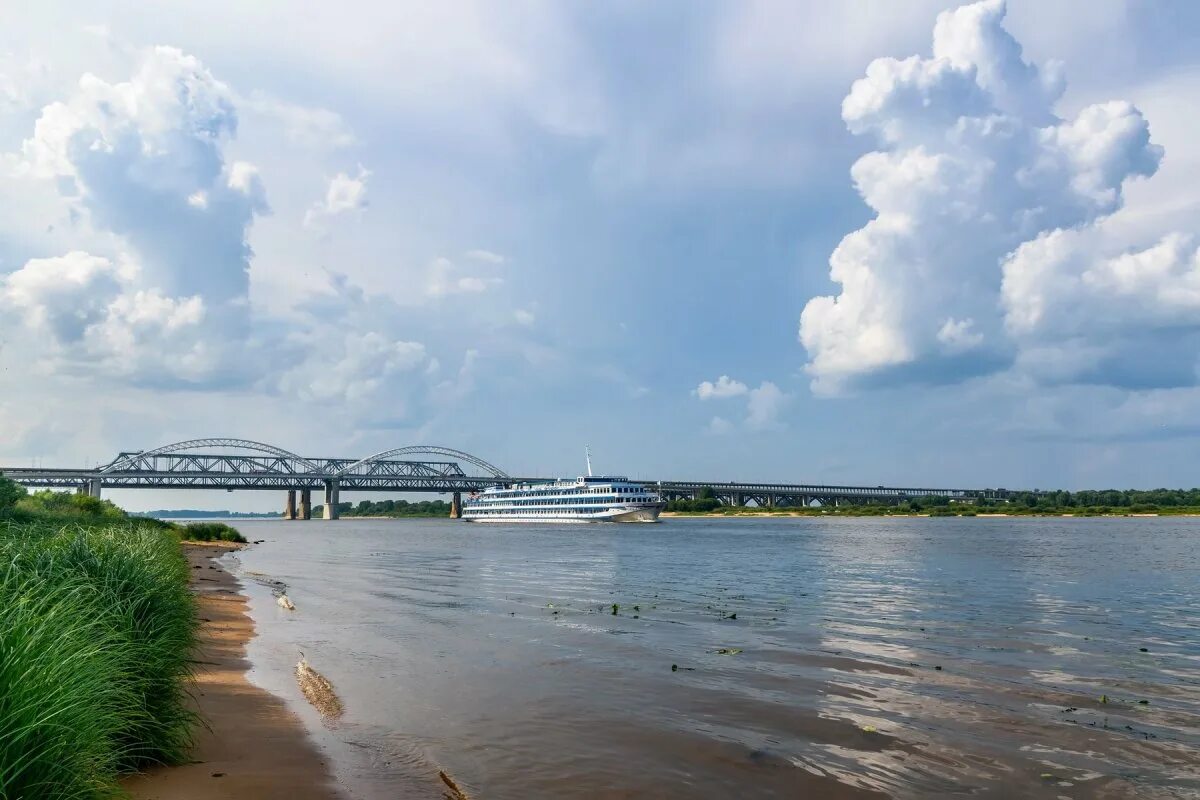 Мост через волгу в нижнем новгороде. Подновье Нижний Новгород Волга. Слобода Подновье Нижний Новгород Волга. Пляж в Нижнем Новгороде на Волге. Мост Волга.