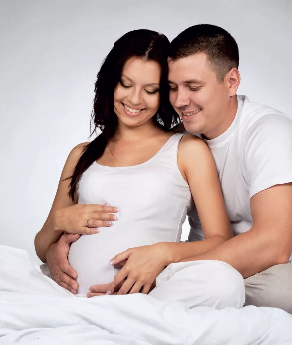 родители с младенцем. молодые родители. родители с младенцем. фотосессия будущих родителей. мужчина с дочкой.