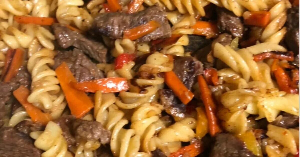 Макароны с морковью и луком. Спагетти с луком и морковью. Макароны по флотски с морковью. Макароны с картошкой в сковороде. Макароны с мясом и морковью.