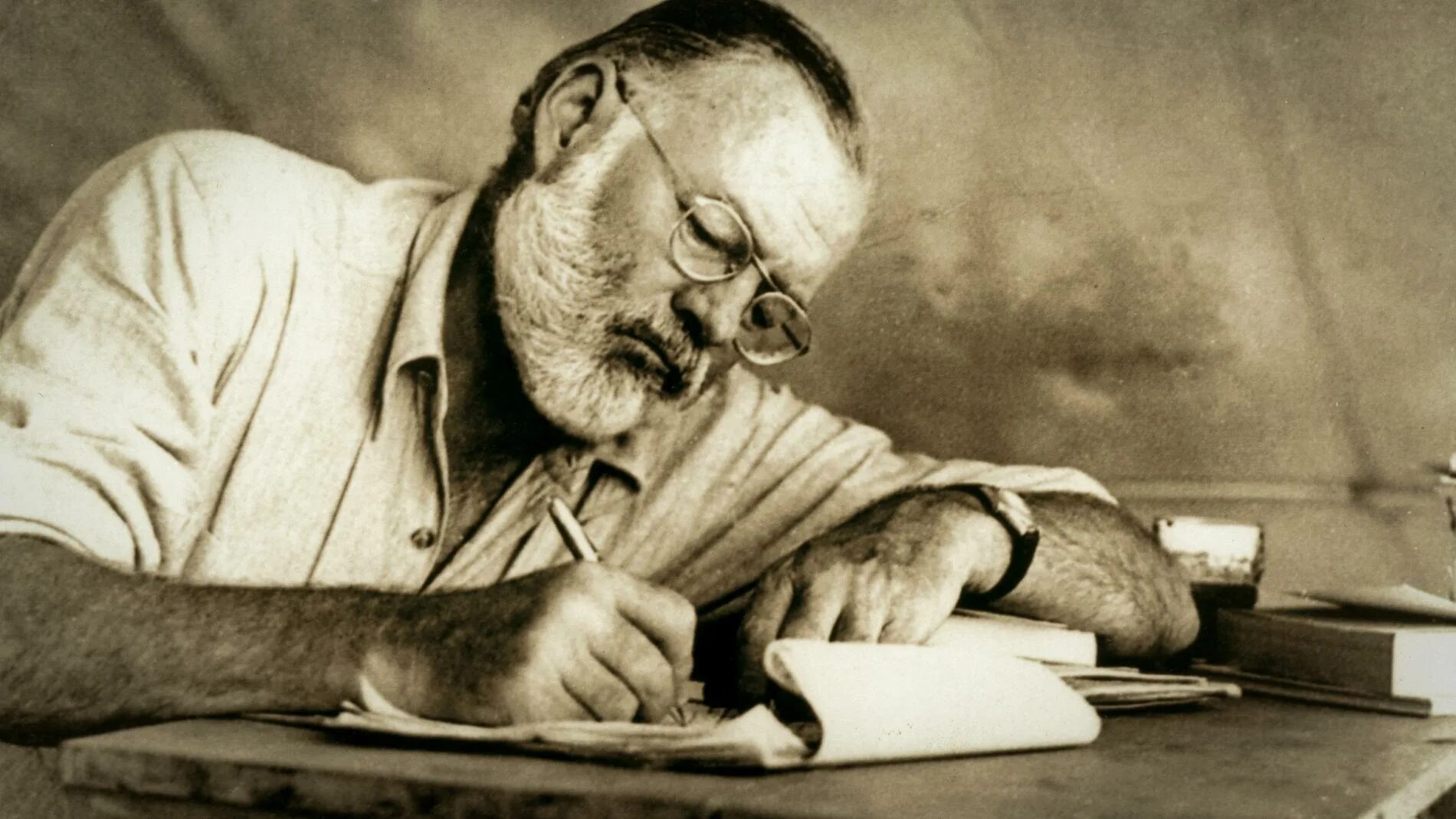 Хемингуэй океан. Хемингуэй. Ernest Hemingway. Хемингуэй ученый.