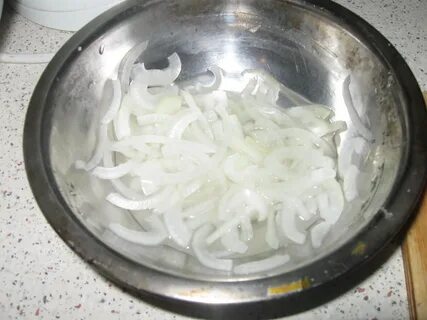 Лук с солью и уксусом