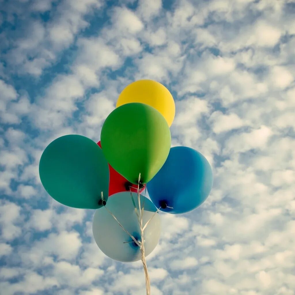 Воздушный шарик. Разноцветные воздушные шары. Воздушные шары в небе. Воздушный штаб.