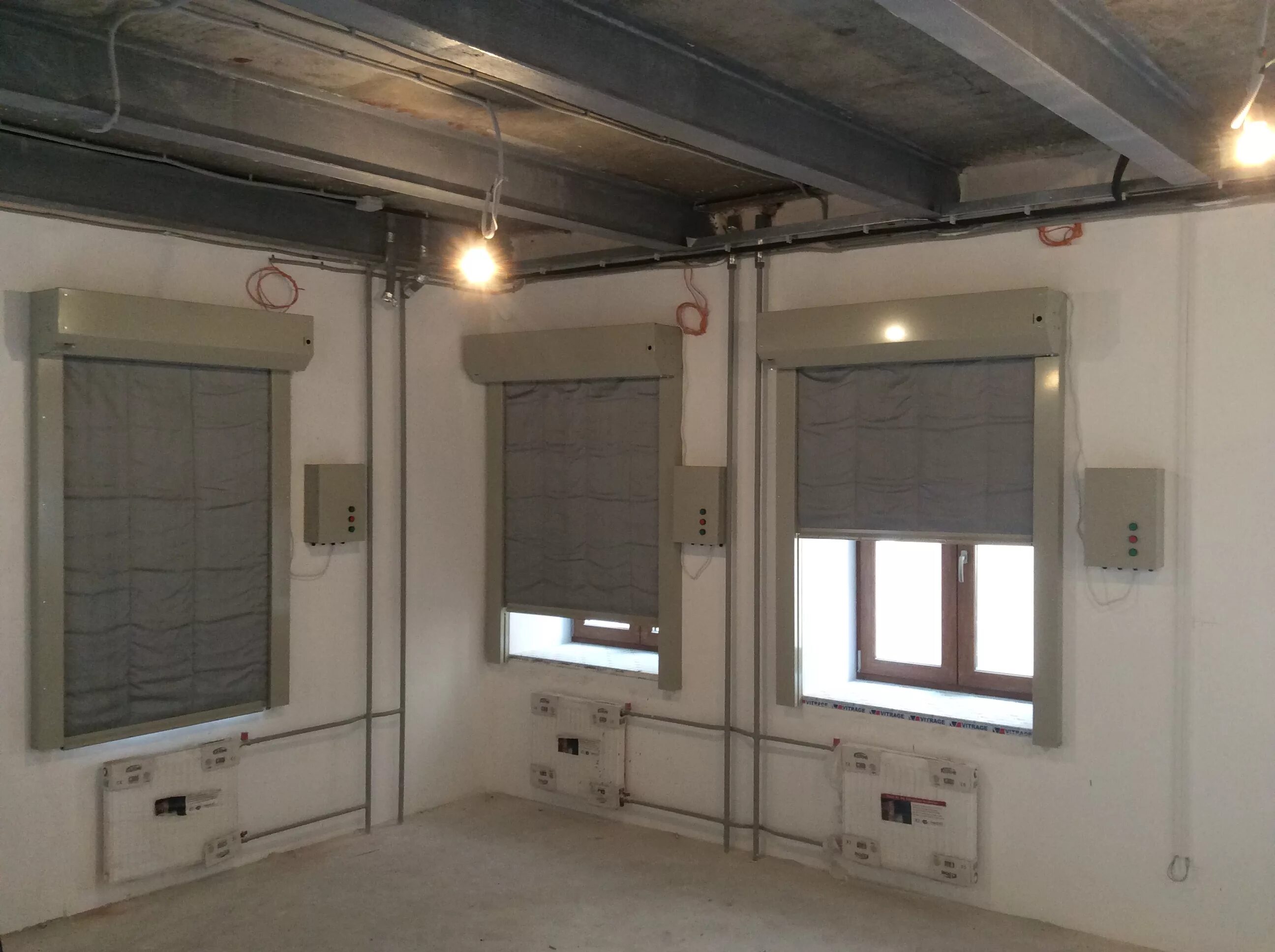 Пожарные окна в здании. Штора противопожарная автоматическая ei60. противопожарная штора ei 60. противопожарные рольставни ei 60. противопожарная штора ei 30.