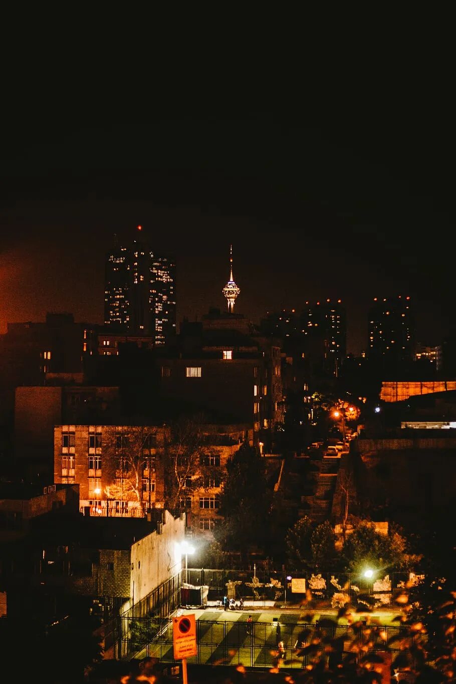 Город после дождя. Провинция ночью. Провинция ночью. Провинция ночью. Темный переулок лос анджелес.