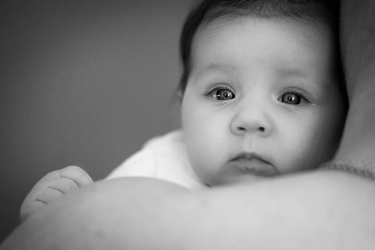 Ч/Б фото Мудрого новорожденного. Grey Baby. Фото махающего младенца. Sick Baby. Детей забыли дома