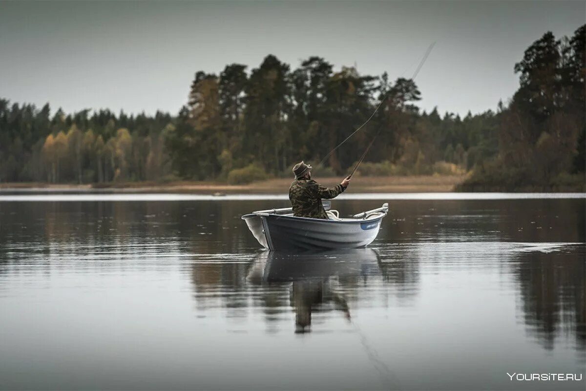 Рыбак используя моторную лодку проходит. Linder fishing 410. лодка для рыбалки. рыбак в лодке. рыбаки в лодке на реке.