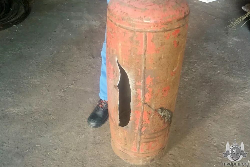 Взорвался пропановый баллон. Газовый баллончик с огнем. Опасный газовый баллон. Разорванный газовый баллон. Опасный газовый баллон.