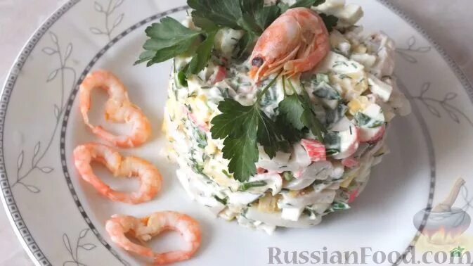 Салат с креветками кальмарами самый вкусный рецепт. Салат с кальмарами красивая подача. красивая подача салата из кальмаров. салат с кальмаром и крабовыми палочками и яйцом.