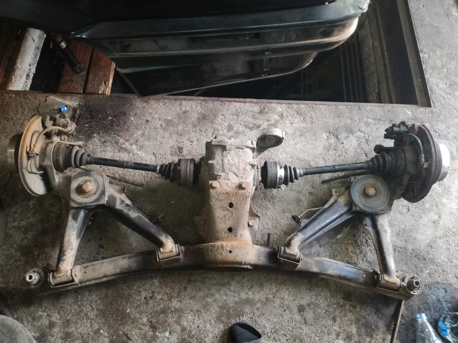 Рычаг ниссан максима а32. Ниссан альмера н 15 задний рычаг. Балка бмв е30. Полунезависимая торсионная подвеска что это. Рычаги задней балки.