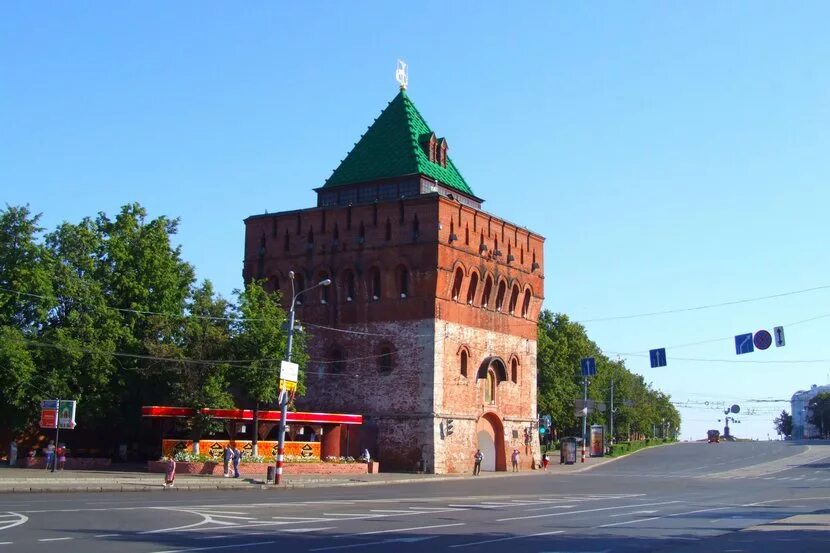 Дмитриевская башня нижегородского кремля. Нижегородский кремль нижний новгород дмитриевская башня. дмитровская башня нижегородского кремля. нижний новгород дмитровская башня кремля. нижегородский кремль дмитриевская башня площадь минина.