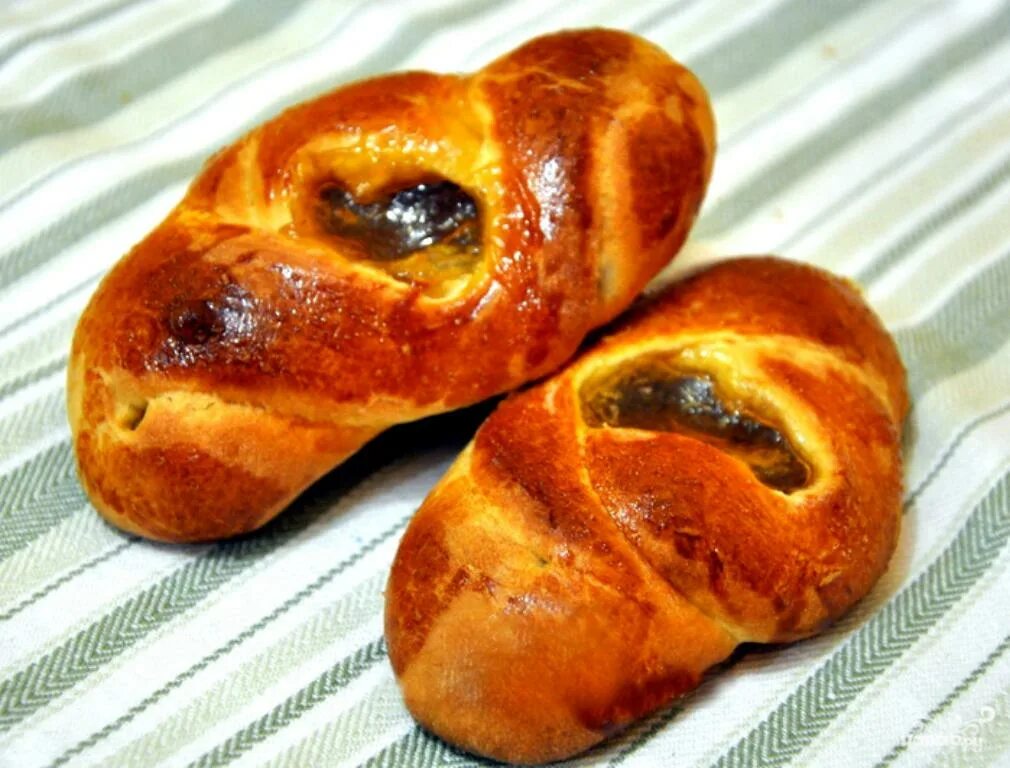 Булочки с повидлом из дрожжевого. Булочки с вареньем в духовке. Булочки с повидлом. Пирожки с повидлом. Сдобные булочки с повидлом.