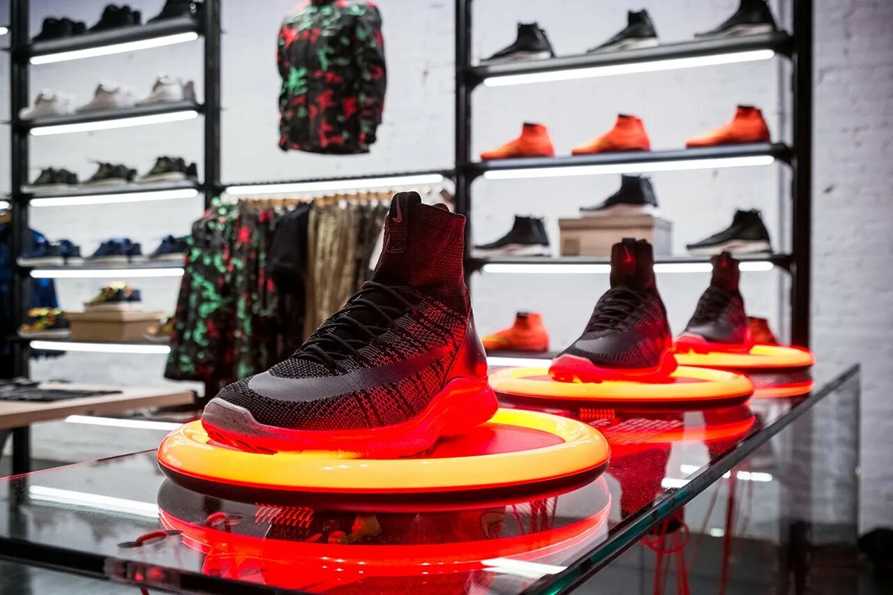 Кроссовки найк на витрине. Nike magazin turkiya. Витрина обуви спортивной. Спортивное место обувь. Спортивное место обувь.