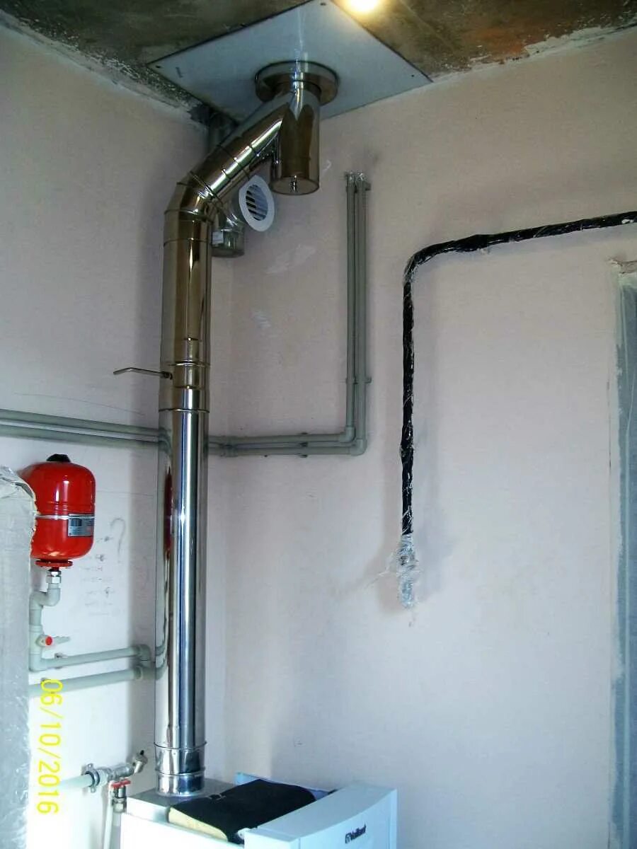 Труба для вытяжки котла отопления 110дб. Вент канал для настенного газового котла. Дымоход для газ колонки с конденсатосборником. Система вытяжки для газовой колонки. Вытяжная вентиляция в котельной с газовым котлом.