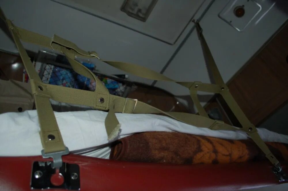 Упала полки в поезде. Упала полки в поезде. Приспособление для детей в поезде. Ремни для поезда для детей. Смешные фото в поезде.