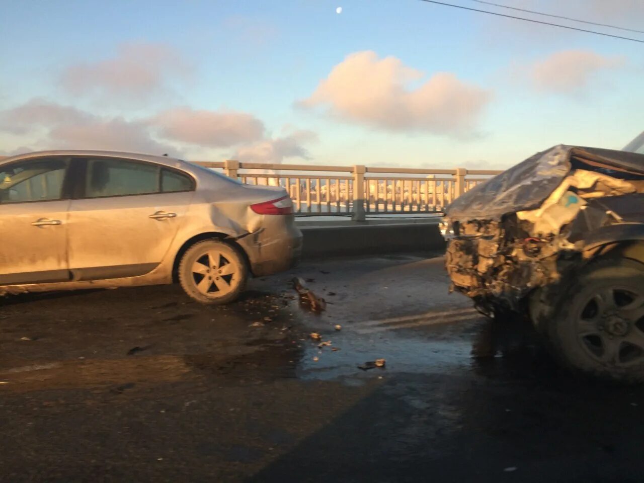 Дтп старый мост. Авария на мосту саратов энгельс сегодня утром. авария на мосту саратов энгельс. авария в энгельсе сегодня утром на мосту.