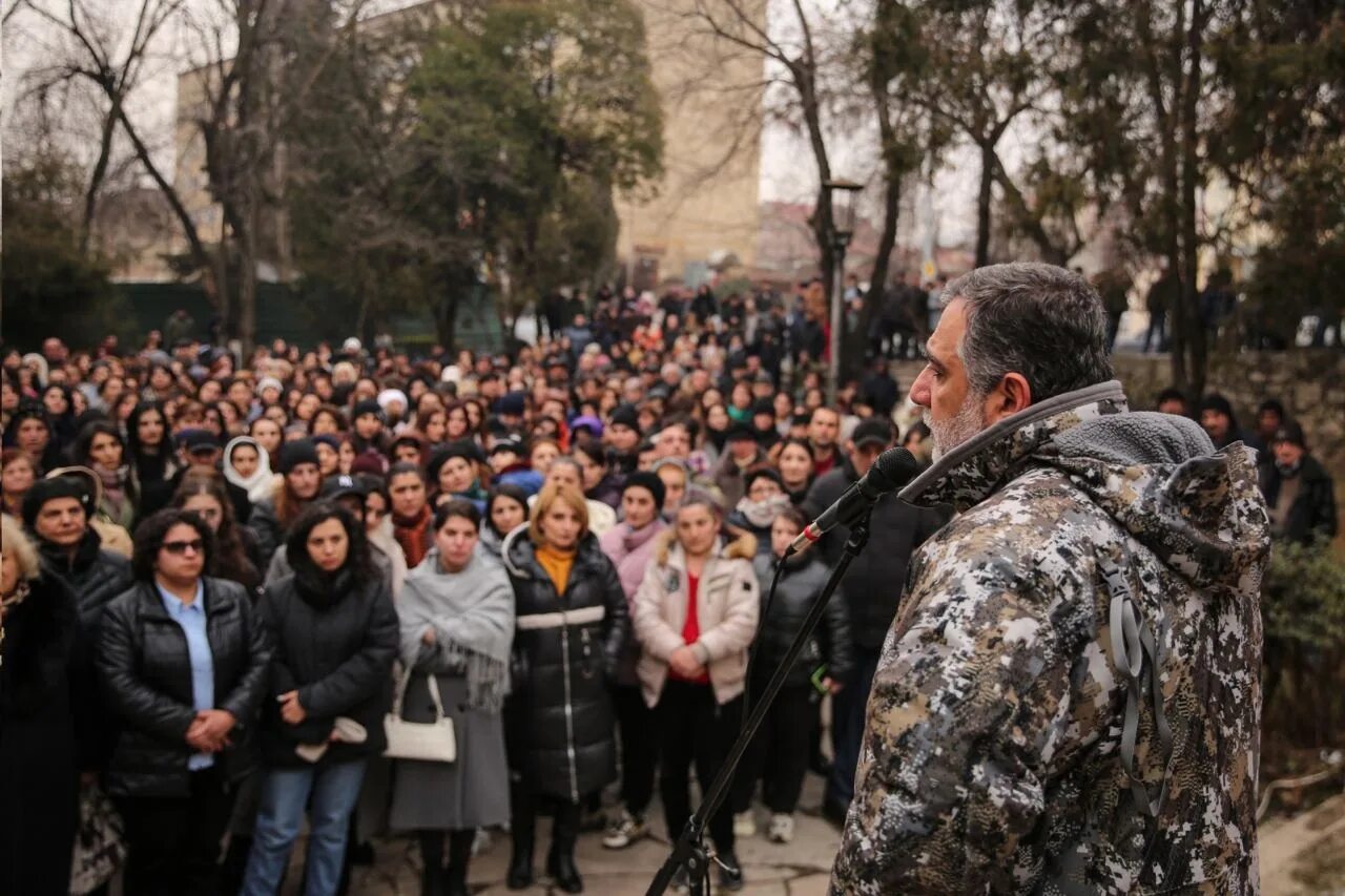 Жители еревана. Жители Ирана. Степанакерт Армения.