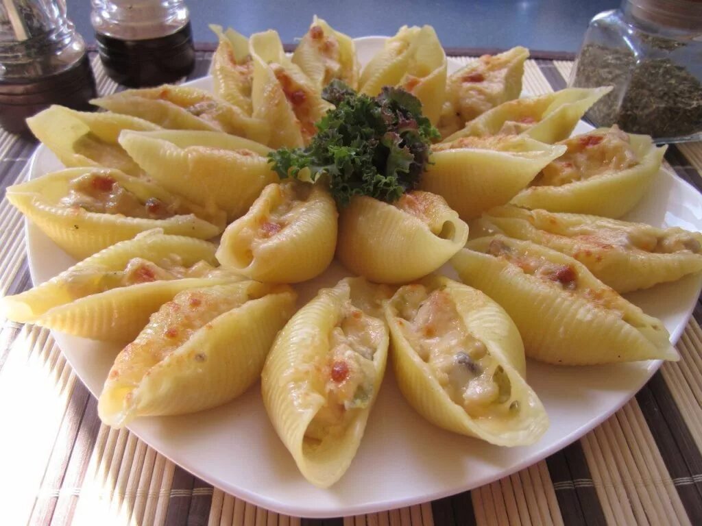 Феллини фаршированные фаршем. Крупная ракушка с фаршем. Фаршированные макароны ракушки. Крупная ракушка с фаршем. Крупная ракушка с фаршем.