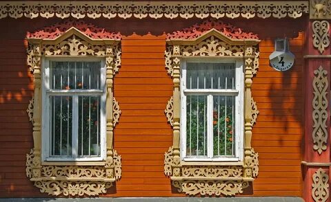 Резные окна дома
