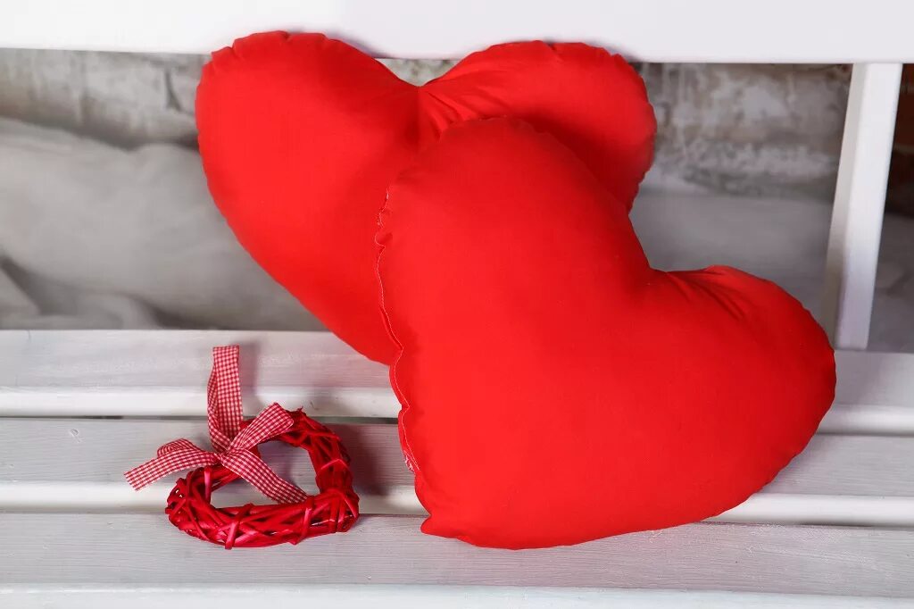 Подушка сердце. Подушка сердечки. Текстильная подушка сердце. Декоративная подушка "сердце". На кровати одна подушка сердце